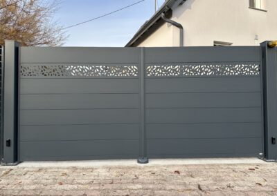 Portail battant aluminium anthracite à bandeau ajouré décor floral, Bas-Rhin