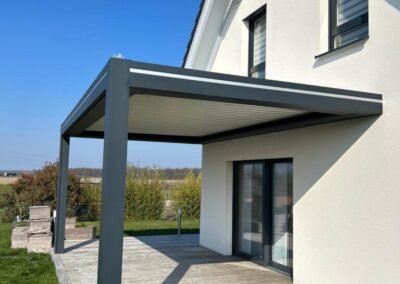 Une pergola attenante à une maison