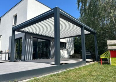 Une pergola attenante à une maison