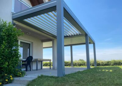 Une pergola attenante à une maison