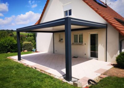 Une pergola attenante à une maison