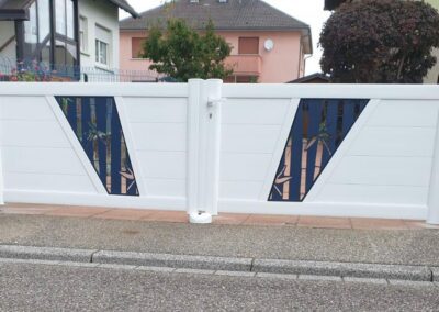 Portail aluminium blanc à deux inserts décor bambou