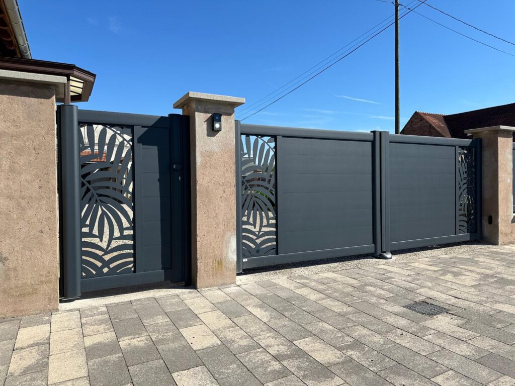 Portail aluminium anthracite à décor de palmes et portillon assorti, une réalisation d'AS Ouvertures, poseur de portails à Haguenau