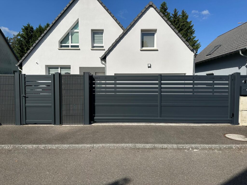 Portail et portillon aluminium anthracite à lames ajourées, une réalisation d'AS Ouvertures, poseur de portails à Haguenau