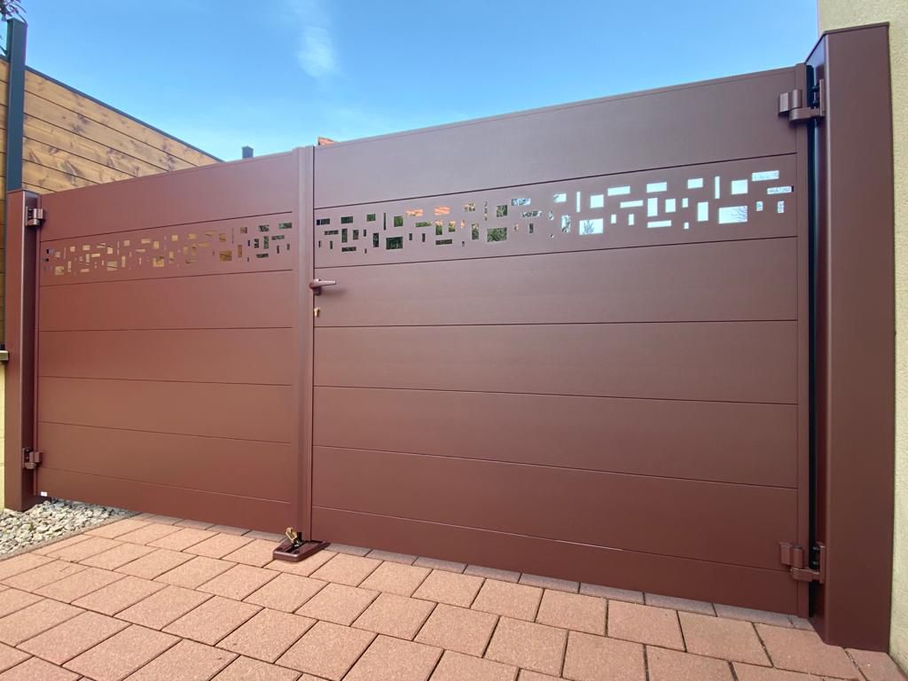 Portail battant aluminium brun-rouge à bandeau découpé, une réalisation d'AS Ouvertures, poseur de portails à Haguenau