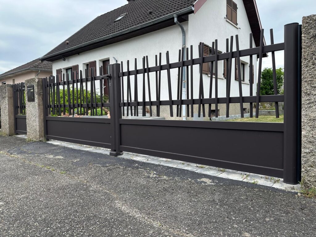 Portail aluminium brun foncé à barreaudage irrégulier, une réalisation d'AS Ouvertures, poseur de portails à Haguenau