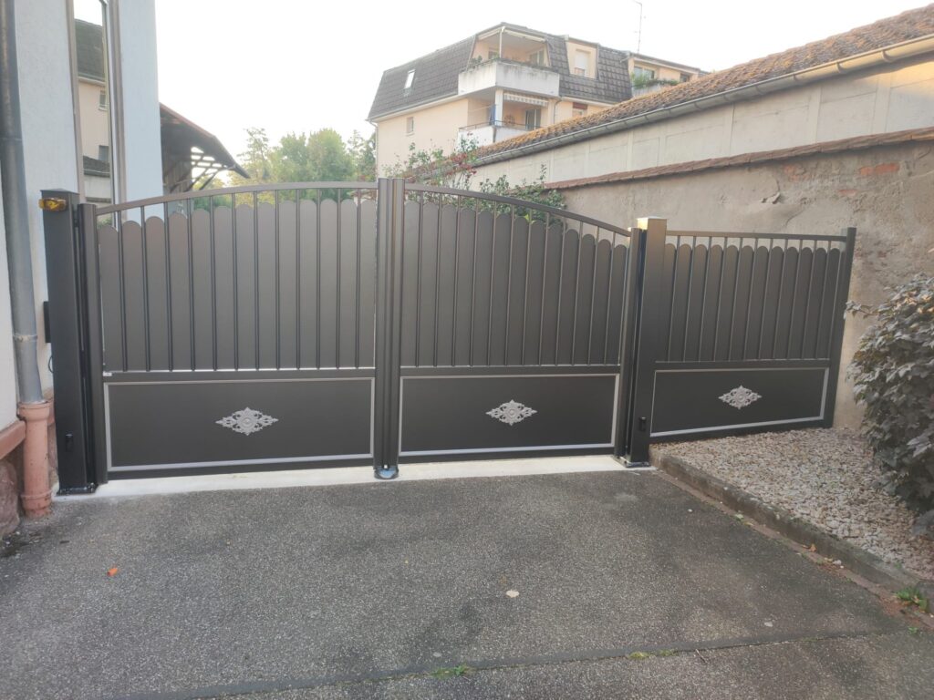 Portail aluminium brun cintré à ornements argentés, une réalisation d'AS Ouvertures, poseur de portails à Haguenau
